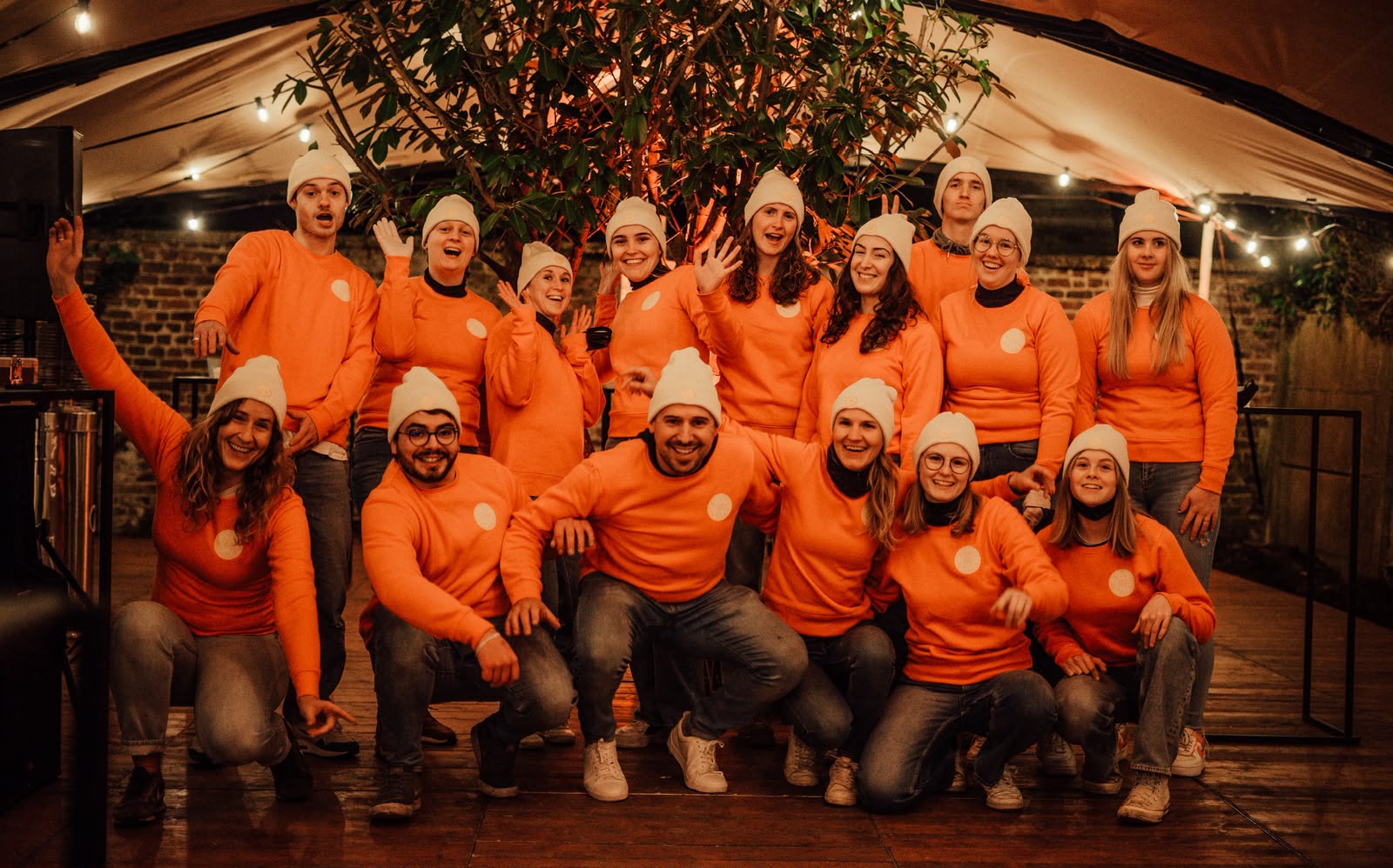 De Spooners samen in oranje truien op een avondje uit