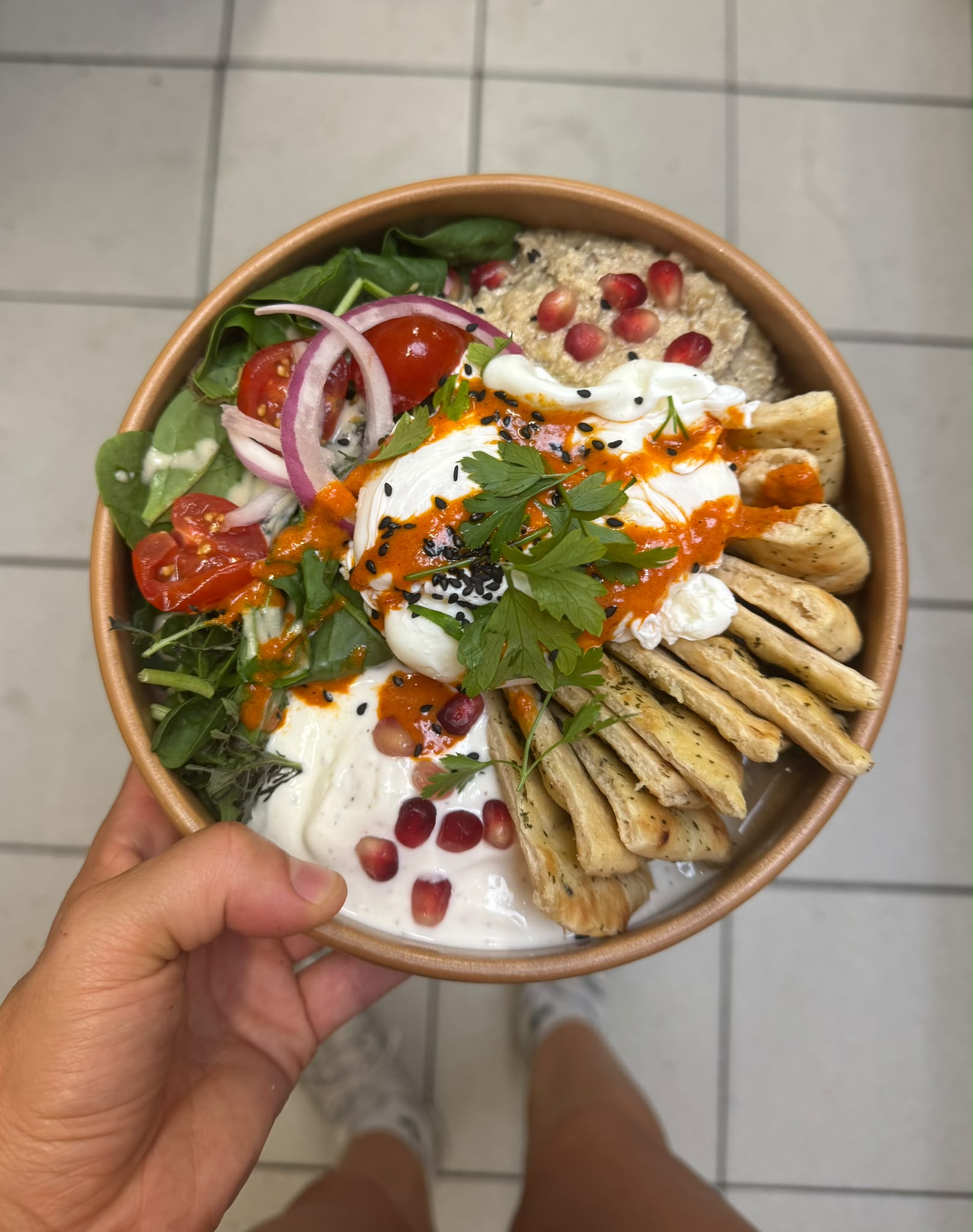 Rijkelijk belegde bagel met verse groenten bij Spoons