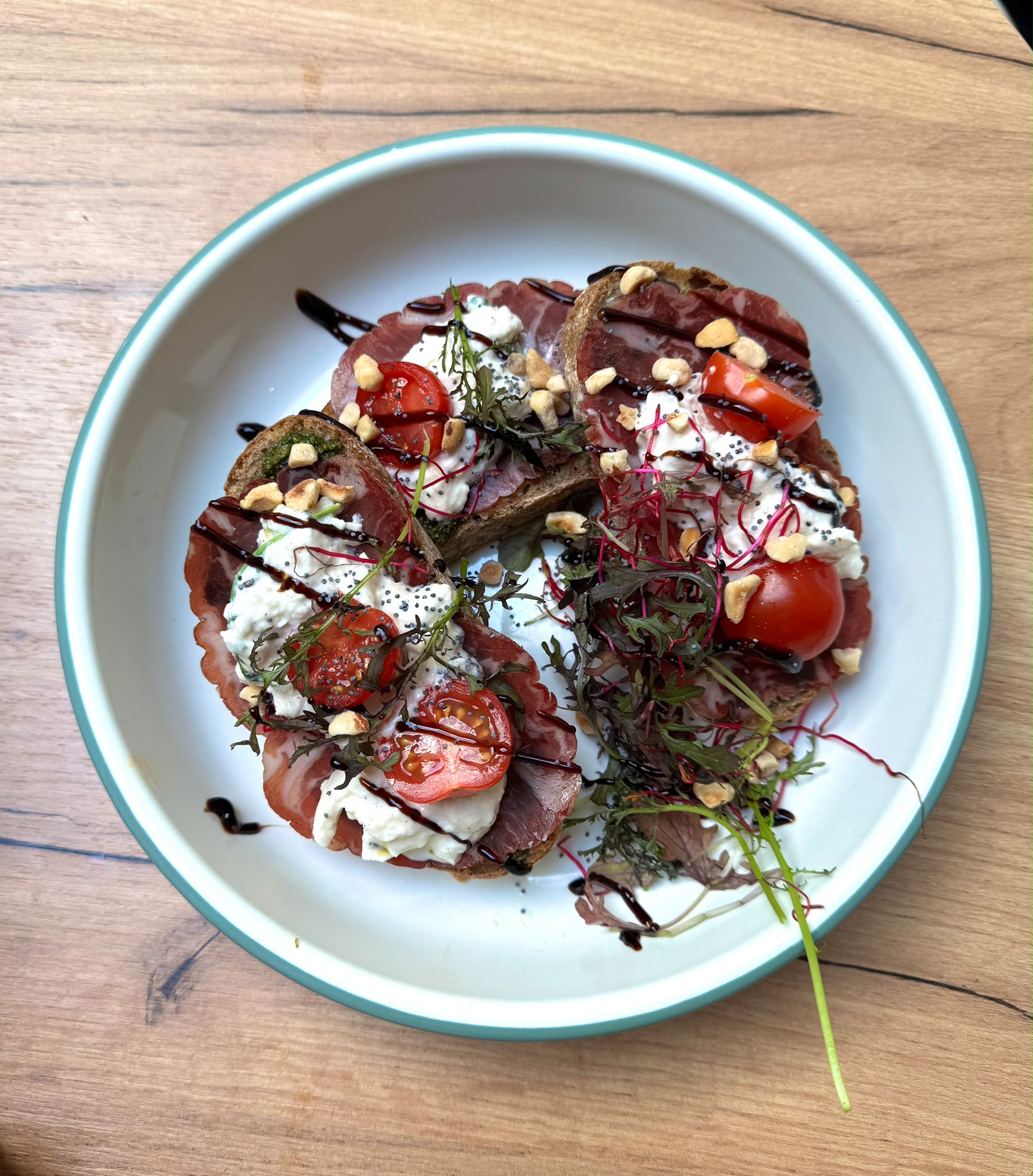 Zoet brunchgerecht met aardbeien en chocoladesaus bij Spoons