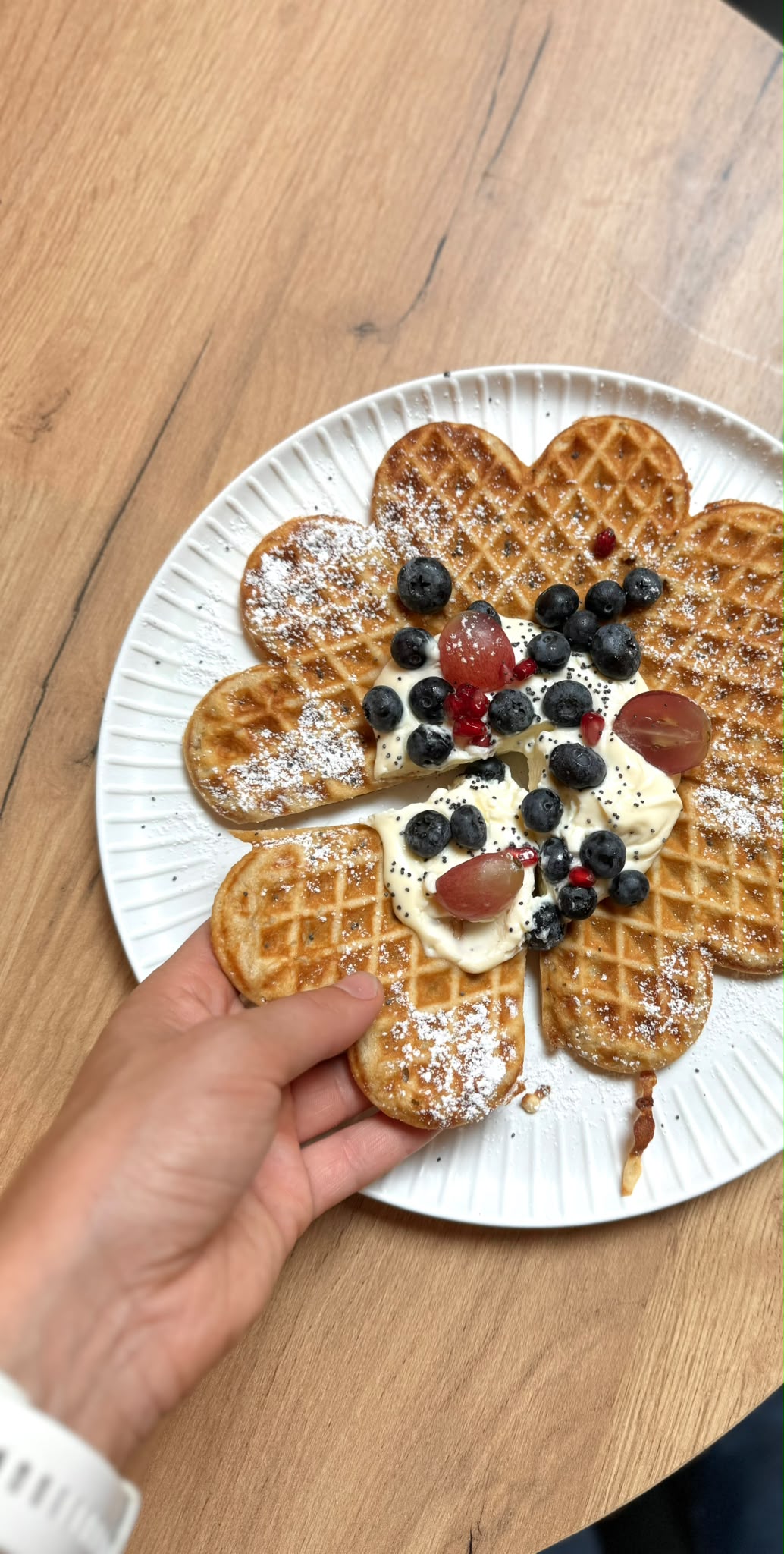 Huisgemaakte wafeltjes met bessen en zoete toppings bij Spoons