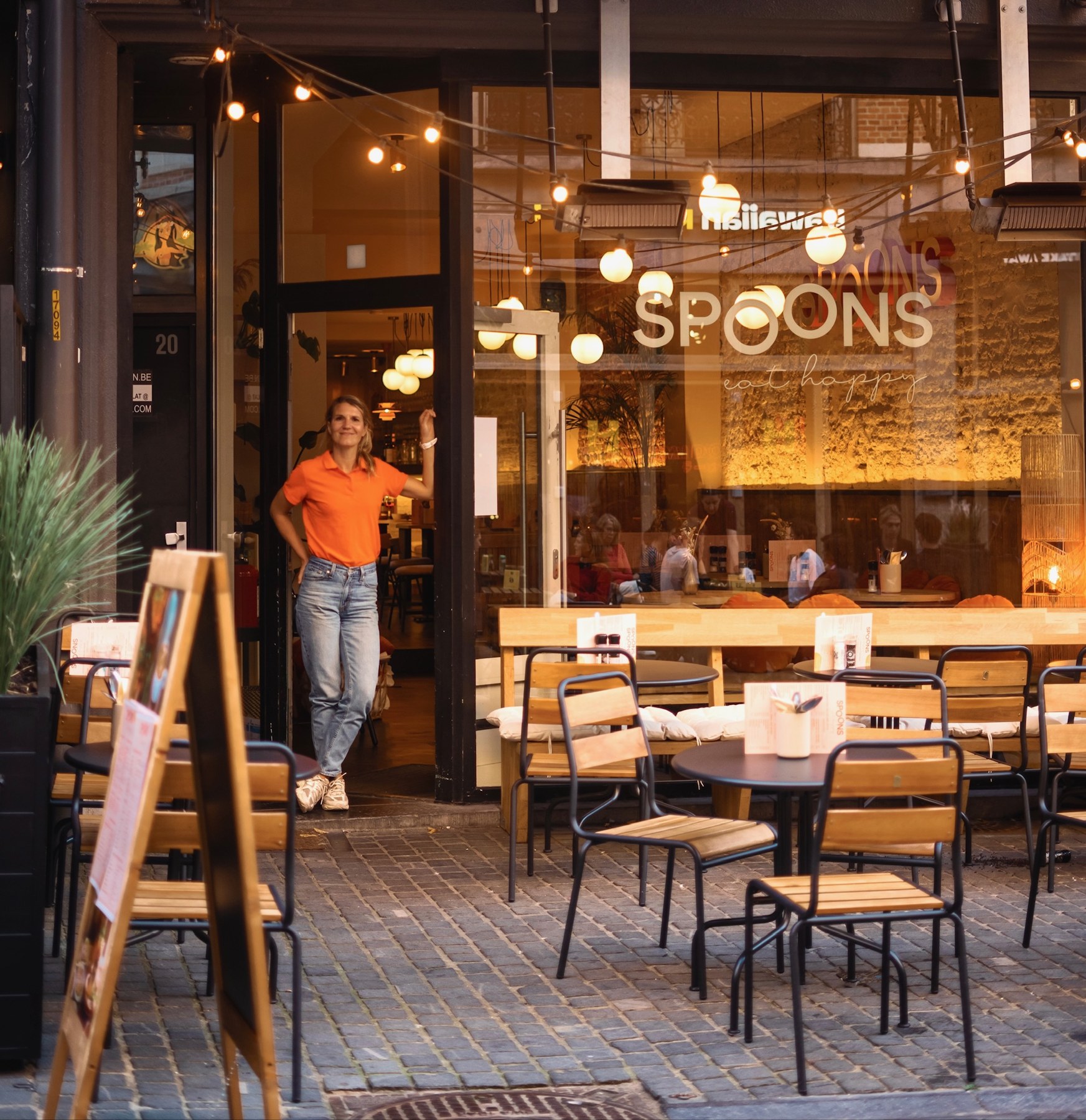 De gevel en het terras van Spoons in de Tiensestraat