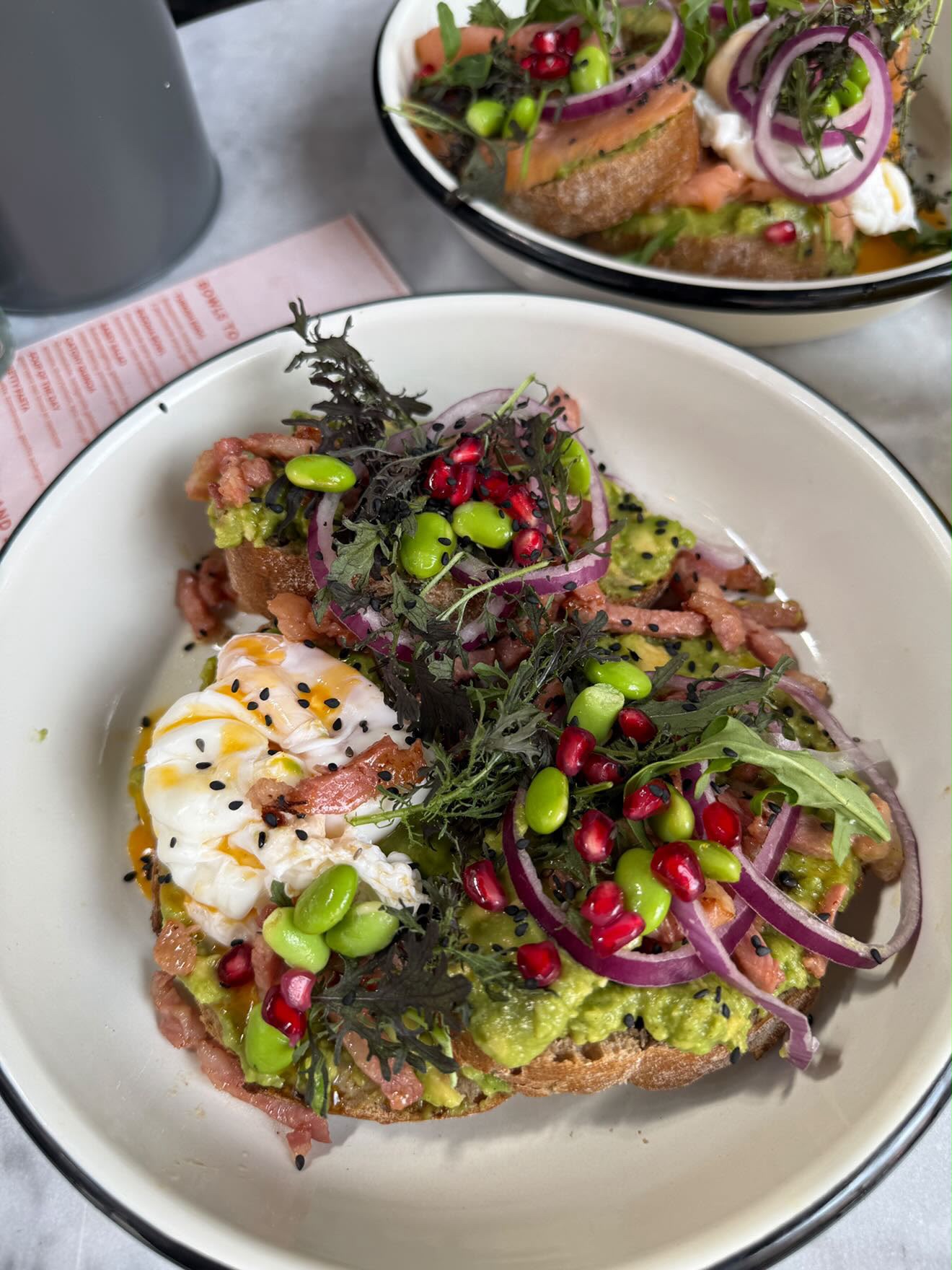 Kleurrijke brunchborden met verse groenten en toppings bij Spoons
